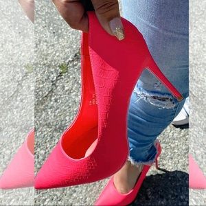 Neon Pink Croco Pump